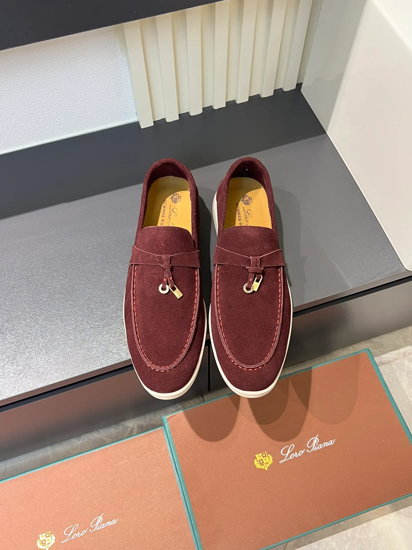 Men's shoes 💰p360 "Loro men's shoes 💰pian'*" Classic L men's shoes for couples 💰p Top version British flat loafers, a must-have item in old money style, the minimalist design is eye-catching and durable, a plus point for dressing The soft foot feel and texture are outstanding. They don’t scratch your feet and are very nice. They are matched with soft and waxy soles. They can be worn daily for a long time without getting tired. They are easy to wear, versatile and classic items, with perfect foot feel and texture! Imported cashmere fabric, the lining is made of imported A-grade water-dyed cow lining, the top version of the genuine leather midsole is sewn with pure handmade mark thread! Size: Female 35-40 (34. Customized) Male 38-44 (45.46. Customized)